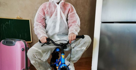 MASKIRALA SE, SAMO JOJ OČI VIRE: Prepoznajete li ovu SRPSKU PJEVAČICU, svi znate njene pjesme i svaki DAN JE NA TV-U, KO JE ONA?