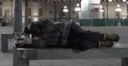 KAD OTKUCA 20 SATI, ON NEMA GDJE DA ODE: Sliku ovog čovjeka večeras svi dijele, SRCE DA PUKNE (VIDEO)