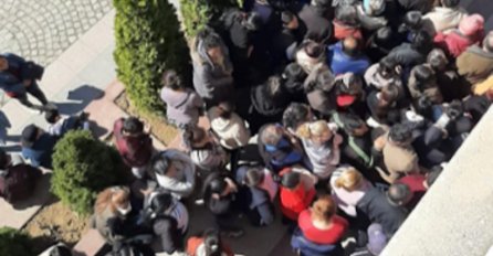 LJUDI, ODMAKNITE SE NA DVA METRA: Pogledajte kako se NAROD gura u ovom srpskom gradu, KATASTROFA (FOTO)