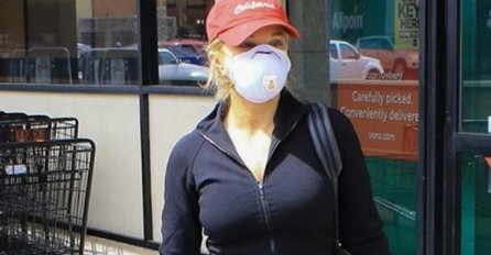 NIKAD JE NE BISTE PREPOZNALI, SNIMILI SU JE U GRADU S MASKOM: Za njom su uzdisali svi muškarci, danas ima 51 godinu i evo kako izgleda