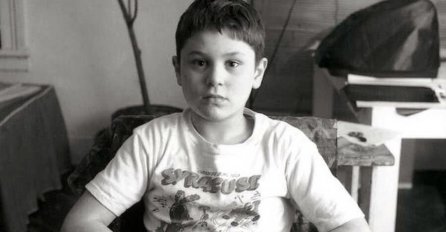 IMAO JE BURNO DJETINJSTVO, PREPOZNAJETE LI OVOG DJEČAKA SA SLIKE: Danas ga zna cijeli svijet, NEMA DANA DA GA NE VIDITE NA TV-U, KO JE ON?