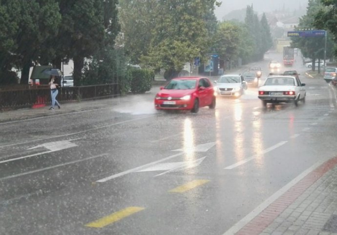 Zbog povremeno jačih pljuskova praćenih gradom otežano saobraćanje u BiH