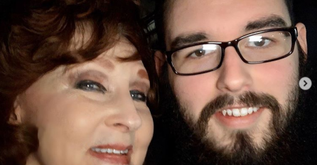 On ima 22, a ona 76 i LJUBAV CVJETA: Upoznali su se na sahrani njenog sina, a on je godinu dana mlađi od njenog unuka (FOTO)