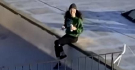PA OVO JE HIT! UGLEDAO JE LIJEPU DJEVOJKU NA KROVU I ZAVEO JE ŠMEKERSKIM POTEZOM: NI karantin ga nije spriječio, POGLEDAJTE ŠTA JE URADIO