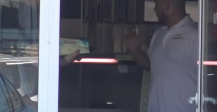 DARKO LAZIĆ BEZ GRAMA SALA ŠETAO PO PIJACI, USLIKALI SU GA I NIKO NE MOŽE DA GA PREPOZNA: A tek da vidite šta je kupio! (FOTO)