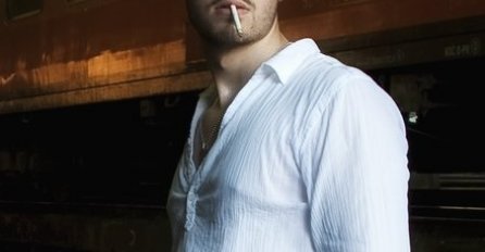 BIO JE IZVRGNUT STUBU SRAMA NAKON AFERE sa udatom ženom u rijalitiju: Danas je član POZNATOG BENDA , a žene mu se bacaju pod noge! 