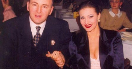 PROCURILA SLIKA IZ PROŠLOSTI CECE I ARKANA, ISPRED NJIH  SVA NJEGOVA DJECA Ima  ih devetoro sa 5 žena!