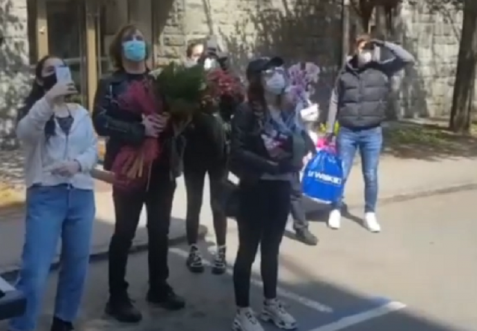 ŽELJKO MITROVIĆ SA PORODICOM ISPRED KARANTINA UČINIO PREDIVNU STVAR: Ovo treba da bude primjer CIJELOJ SRBIJI!