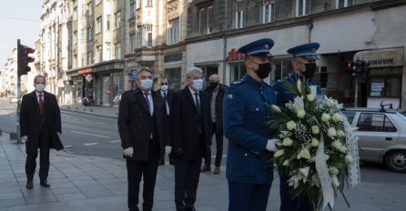 Džaferović i Komšić položili cvijeće na spomen obilježja za Dan grada Sarajeva