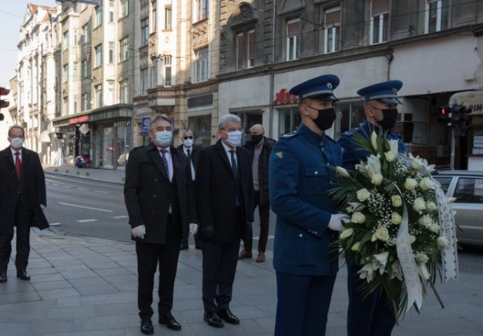 Džaferović i Komšić položili cvijeće na spomen obilježja za Dan grada Sarajeva