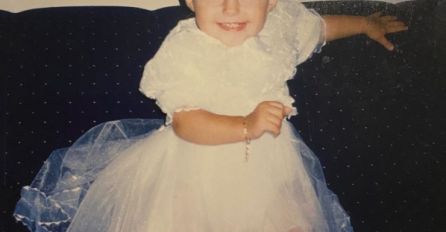 PREPOZNAJETE LI OVU PJEVAČICU GRANDA? Na slici djevojčica, A SAD PJEVAČICA KOJA GLASOM BACA U TRANS!