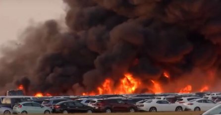 CRNI GUSTI DIM KULJAO NA SVE STRANE, IZGORJELI AUTOMOBILI: Poznat je i uzrok STRAVIČNOG POŽARA (VIDEO)