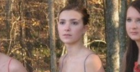 NA OVOJ SLICI NIKO NE GLEDA U LIJEPU DJEVOJKU, VEĆ U 1 BIZARAN DETALJ: Ovo joj stvarno nije trebalo, VIDITE LI?