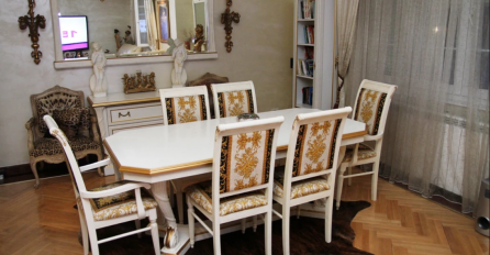 KAKVA CECA I KARLEUŠA, POGLEDAJTE U KAKVOM STANU ŽIVI SRPSKI FOLKER: Ima bazen unutra, kućnu pomoćnicu, POGODITE KO JE ON! (FOTO)