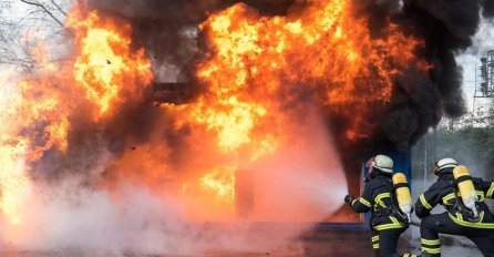 POŽAR U BOLNICI, CRNI DIM GUTA SVE PRED SOBOM Vatrogasci se bore sa stihijom, stigle prve informacije 