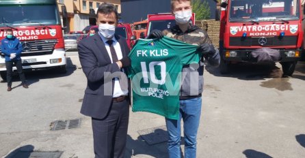 FADIL NOVALIĆ HEROJU ALIJU SARAJLIĆU IZ KONJICA URUČIO ZAHVALNICU: Premijer FBiH na poklon dobio dres KLIS-a (FOTO)