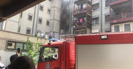 STRAVIČAN POŽAR, IZGORJELA 2 STANA: Žena pronađena mrtva, SVE SLUŽBE NA TERENU