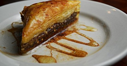 OTKRIVEN TAJNI SASTOJAK POSLASTIČARA: Ovo stavljaju u GRČKU BAKLAVU i ona bude za prste polizati (RECEPT)