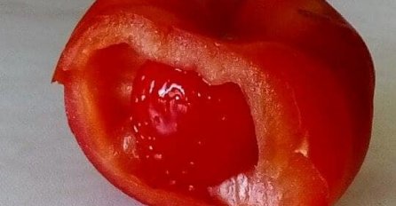 ŽENA IZ BEOGRADA U PRODAVNICI KUPILA PARADAJZ: Kad ga je razrezala, vrisnula od ŠOKA, POGLEDAJTE ŠTA pronašla u njemu