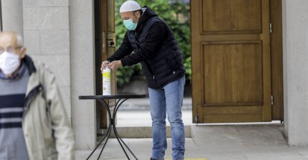 Kako izgleda podne namaz u Gazi Husrev - begovoj džamiji (VIDEO)