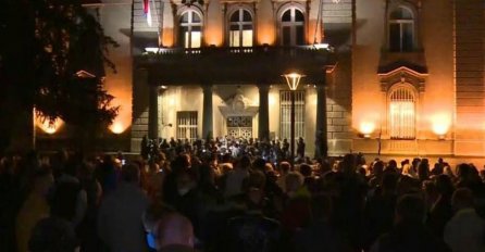 Srbija: Protest ispred Predsjedništva, građani pokušali ući u zgradu