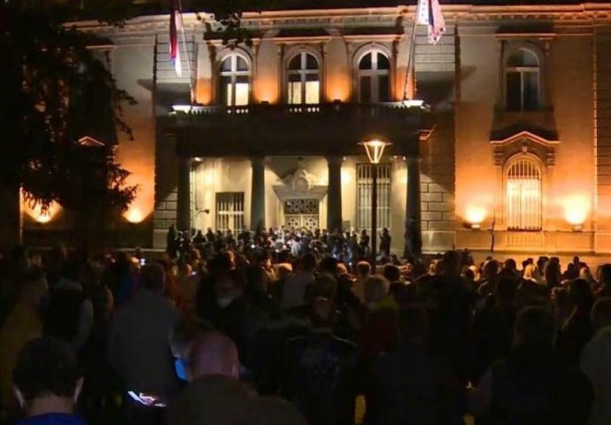 Srbija: Protest ispred Predsjedništva, građani pokušali ući u zgradu