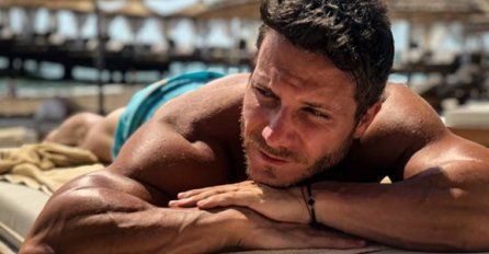 SVE MIŠIĆ NA MIŠIĆU! Saša Kovačević važi za najzgodnijeg pjevača,  A OVO JE NJEGOV ROĐENI BRAT: Žene čupaju kosu kad ga vide (FOTO)