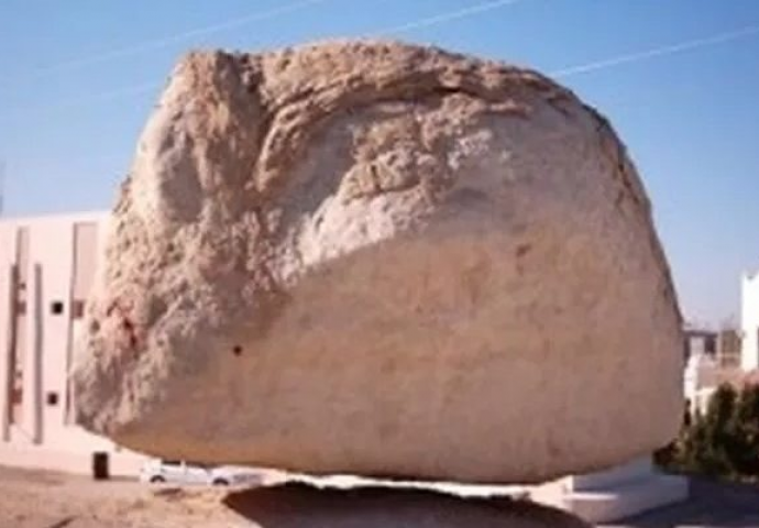 LJUDI IZ SVIH DIJELOVA SVIJETA DOLAZE DA VIDE STIJENU KOJA LEBDI: Ova stijena će označiti SUDNJI DAN, a evo kako?!