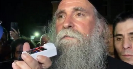 Crnogorska policija uhapsila vladiku Joanikija i sedam sveštenika (VIDEO)