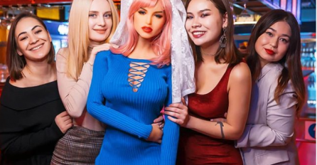 OD JUČER SVI BRUJE O LIKU KOJI ĆE OŽENITI PLASTIČNU LUTKU: Sada su ušli na njegov Instagram profil, POGLEDAJTE ŠTA SVE RADI S NJOM, NEĆE VAM BITI DOBRO