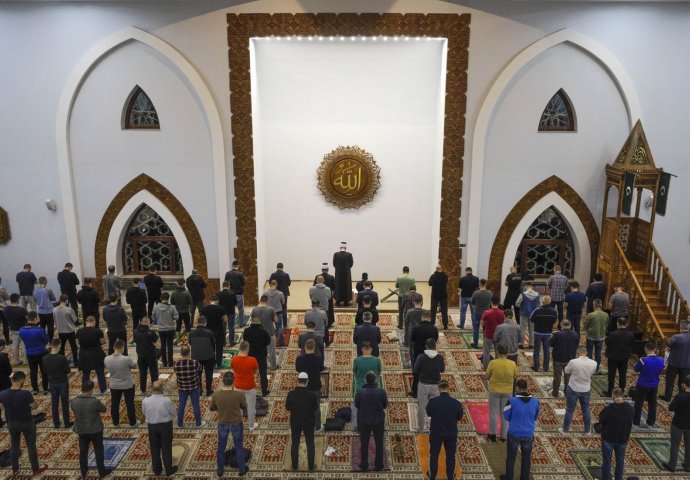 Muslimani u BiH prvi put u džematu klanjali teraviju ovog ramazana