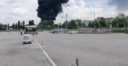 CRNI DIM PREKRIO SVE, EKSPLODIRALA FABRIKA, NAROD U STRAŠNOJ OPASNOSTI: Vatrogasci i hitna pomoć na licu mjestu! (VIDEO)