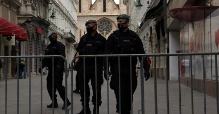 Veliki broj policijaca osigurava prostor oko Katedrale u Sarajevu