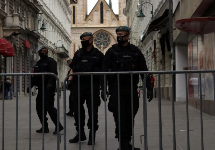 Veliki broj policijaca osigurava prostor oko Katedrale u Sarajevu