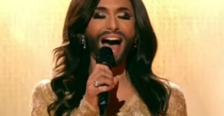 SJEĆATE SE KONČITE SA EUROSONGA? Sada je pravo MUŠKO, MIŠIĆI BODU OČI: Žene izgubile glavu - KAKAV FRAJER (FOTO)