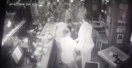 EKSKLUZIVNO OBJAVLJUJEMO: Haris Plakalo, generalni sekretar EU pokreta u BiH u pijanom stanju napada goste u kafani (VIDEO)