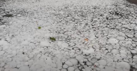 KATAKLIZMA U CIJELOM GRADU, SVE SE ZABIJELILO, UNIŠTENI KROVOVI, RAZBIJENA AUTA: Narod očajan, A DANAS SLIJEDI NEŠTO JOŠ OPASNIJE