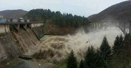 PROGLAŠENO VANREDNO STANJE: Pukle dvije brane, HILJADE GRAĐANA POZVANO NA HITNU EVAKUACIJU