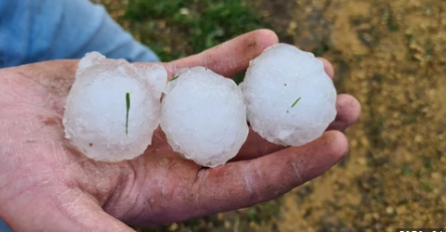 PADAO GRAD VELIČINE PESNICE! OVO NEVRIJEME NE PAMTE NI LJUDI OD 90 GODINA: Sve je uništeno, pogledajte ZASTRAŠUJUĆE SLIKE (FOTO)
