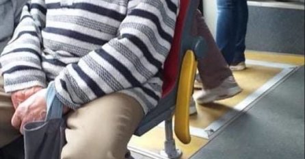 DEDO HIT NA INTERNETU, USLIKALI SU GA AUTOBUSU: Kad vidite šta mu je NA GLAVI, PAST ĆETE SE OD SMIJEHA! (FOTO)