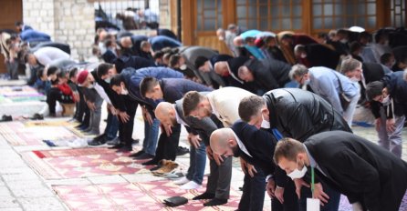 Vjernici klanjali Bajram-namaz u Begovoj džamiji u Sarajevu