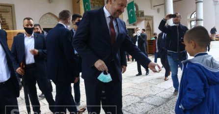 BAKIR IZETBEGOVIĆ DIJELIO BAJRAM BANKU ISPRED DŽAMIJE: Pogledajte slike (FOTO)