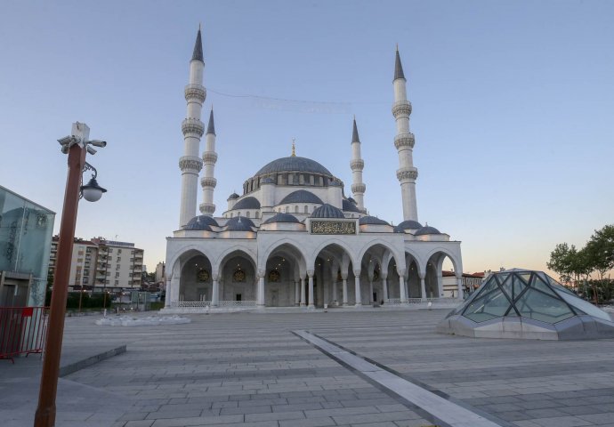 Muslimani širom svijeta dočekali Ramazanski bajram u doba pandemije