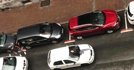 BEOGRAĐANI U ŠOKU ZBOG PRIZORA NA ULICI: Svi izvadili mobitele da je slikaju, POGLEDAJTE ŠTA JE URADILA OVA DJEVOJKA (FOTO)