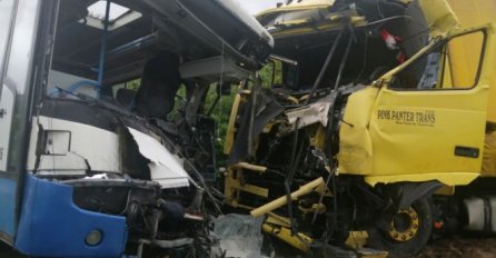 DIREKTAN SUDAR AUTOBUSA I ŠLEPERA: Ima poginulih! POTRESNE SLIKE SA LICA MJESTA