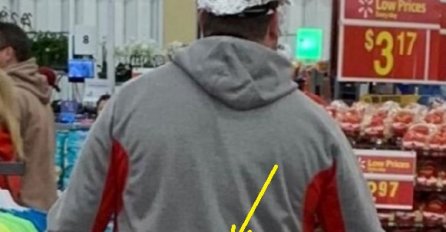 SLIKA IZ PRODAVNICE OBORILA DRUŠTVENE MREŽE, NALIJEPIO PORUKU NA ZADNJICU I OBJASNIO: Ljudi plaču od smijeha