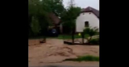 SNAŽNE PADAVINE IZAZVALE HAOS, VODA NOSILA SVE PRED SOBOM: Saobraćaj obustavljen, objavljen snimak