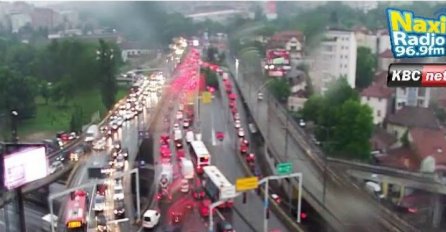 SNAŽNO NEVRIJEME POGODILO GLAVNI GRAD, ALI NAJGORE TEK SLIJEDI: Na ulicama POTOP, KOLAPS U SAOBRAĆAJU