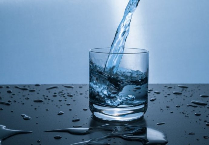 DA SMRŠATE I BUDETE ZDRAVI: Evo koliko vode trebate piti u ODNOSU NA VAŠU KILAŽU - POGLEDAJTE TABELU