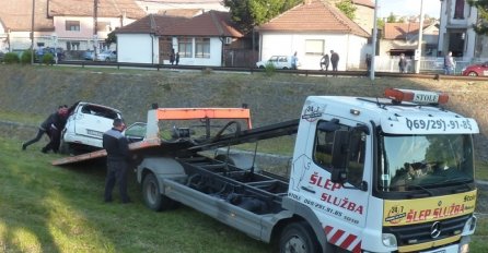 SAOBRAĆAJNA NESREĆA KAKVA SE NE PAMTI: S porodicom uletio u vodu, poznate prve informacije